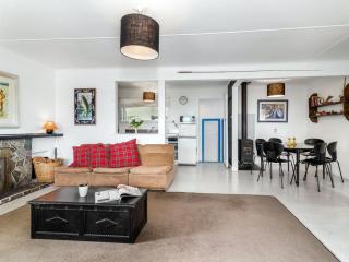 Wharewaka Bach - Lake Taupo Holiday Home - 6