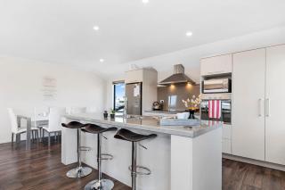 Sparkling Ocean Views - Papamoa Holiday House - 9