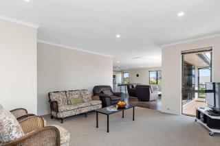 Sparkling Ocean Views - Papamoa Holiday House - 5