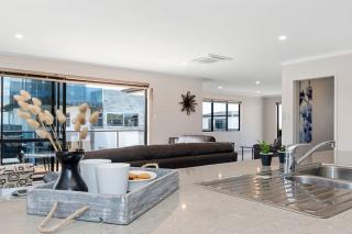 Sparkling Ocean Views - Papamoa Holiday House - 2