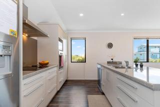 Sparkling Ocean Views - Papamoa Holiday House - 3