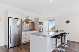 Sparkling Ocean Views - Papamoa Holiday House - 4