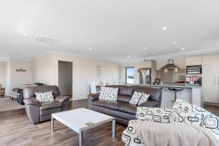 Sparkling Ocean Views - Papamoa Holiday House - 8