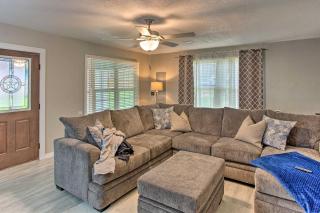 Walk to ATandT Stadium Arlington Home with Yard! - Arlington - 9