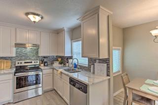 Walk to ATandT Stadium Arlington Home with Yard! - Arlington - 4
