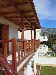 Cozy Seaside Two Level Home With Authentic Wood Deco - 9