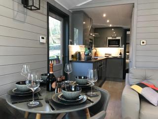 L11 - The Harlech Lodge with Hot Tub - 6