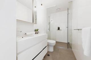 EPORO Tower Modern Apartments Melbourne Central CBD - 2