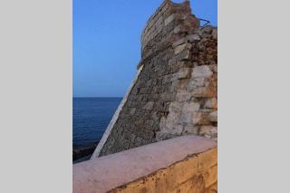 Historic Apartment in centre of city 100m to sea - 8