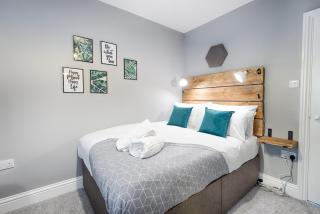 Book Now - TV in Every Bedroom! - Swansea - 3