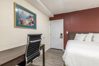 Econo Lodge - 6