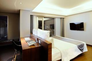 CROWN PRINCE Hotel Surabaya Managed by Midtown Indonesia - Surabaya - 1