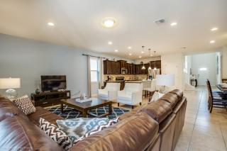 Villa w Private Pool FREE Resort Access - Kissimmee - 2