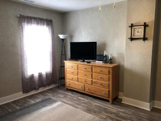 Spacious Rustic Downtown Market St 1 Bedroom Apt, Sleeps Up to 5, Steps to Honeywell & Eagles Theatre - Wabash - 4