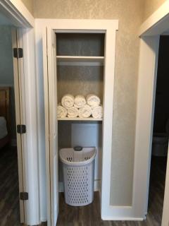 Spacious Rustic Downtown Market St 1 Bedroom Apt, Sleeps Up to 5, Steps to Honeywell & Eagles Theatre - 1