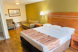 Red Roof Inn & Suites Swansea - 1