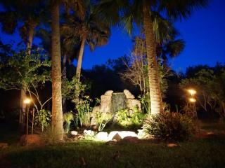 JUPITER WATERFALLS - NEWLY UPDATED - TIKI HUT, FIRE PIT, KITCHEN, POOL HEATER and MORE - 1