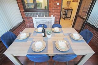 The Barwoods - Modern Spacious Home in Chester - Parking - Chester - 3