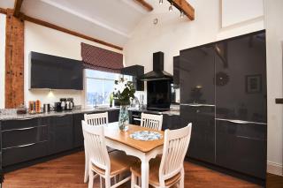 Step Inside the Magical Gem of York - Sleeps 7 - York - 7
