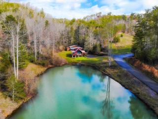 Lazy Bear Lake, Fishing, Hot Tub, WIFI, 560 in FREE Attraction tickets each paid day! - Sevierville - 0