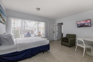 Hollywood Broadwalk Oceanside Hotel - 7