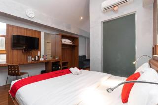 RedDoorz Premium near Centre Point Mall Medan - Medan - 0