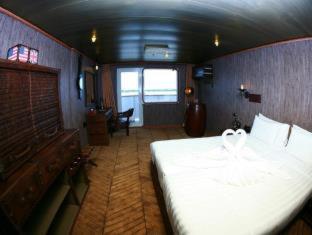 Vintage Luxury Yacht Hotel - 8