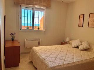 Apartamento de 2 dormitorios, gran terraza, vistas al mar cerca playa Carvajal - Benalmádena - 1