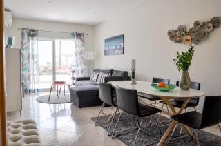 LovelyStay - 2BR Modern, Pool Access, Close to Marina & Beach - Quarteira - 9
