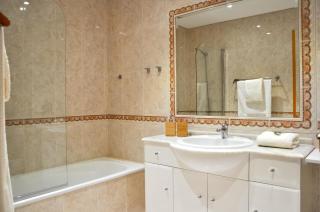 LovelyStay - 2BR Modern, Pool Access, Close to Marina & Beach - Quarteira - 6
