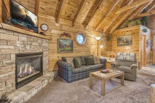 Mountain Eden, Hot Tub, Resort Pool, WIFI, 1089 FREE tickets each paid day, Dollywood and More - Gatlinburg - 1