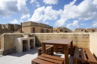 GetawayNpetto Private Duplex Maisonette with Jacuzzi Hot Tub - Mġarr - 2