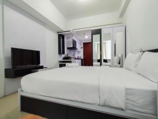 Compact and Cozy Tamansari Mahogany Studio Apartment By Travelio - 2