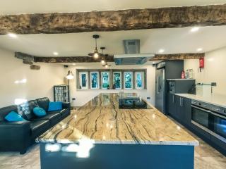 Luxury traditional stone farmhouse in Saddleworth - 9