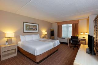 La Quinta by Wyndham Garden City - 2