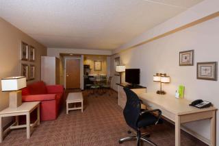 La Quinta by Wyndham Garden City - 5