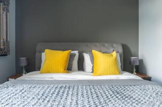Montpellier Apartment- The Heart of Harrogate Town Centre- One minute walk from the Famous Betty's Tea room extremely quiet entire apartment with homely living room huge TV and sound bar with a huge comfy Super King size beds sleeps four - Harrogate - 9