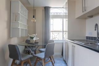 Montpellier Apartment- The Heart of Harrogate Town Centre- One minute walk from the Famous Betty's Tea room extremely quiet entire apartment with homely living room huge TV and sound bar with a huge comfy Super King size beds sleeps four - Harrogate - 2