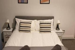 4 Bedrooms, Sleeps 10, Near LFC & EFC - 6