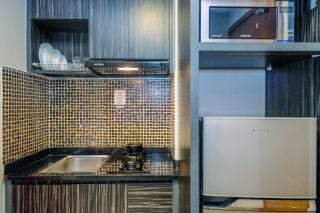 Warm and Cozy Studio at The Oasis Cikarang Apartment By Travelio - Bekasi - 6