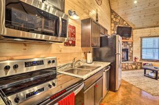 The Breeze - Broken Bow Cabin with Hot Tub and Deck! - 3