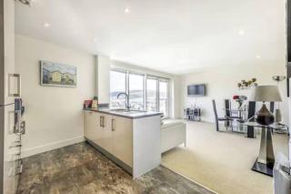 Beach on the doorstep Meridian Tower Marina Swansea - Swansea - 8