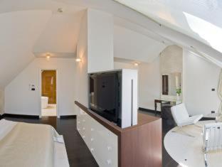 Marmont Heritage Hotel - 8