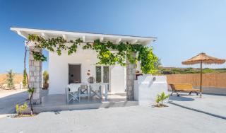 Kristen's Studio & Apartments - Adamas - 0