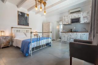 Kristen's Studio & Apartments - Adamas - 7