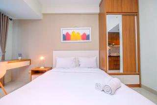 Homey and Relaxing Studio @ Grand Dhika City Apartment By Travelio - 9