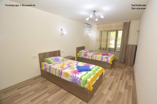 Vernisaj apt at Republic Square & Ruben tours - 4