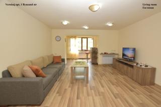 Vernisaj apt at Republic Square & Ruben tours - Erevan - 1