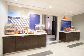 Holiday Inn Express & Suites Phoenix Glendale Dist by IHG - Glendale - 1