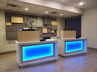Holiday Inn Express & Suites Lincoln Airport by IHG - 1